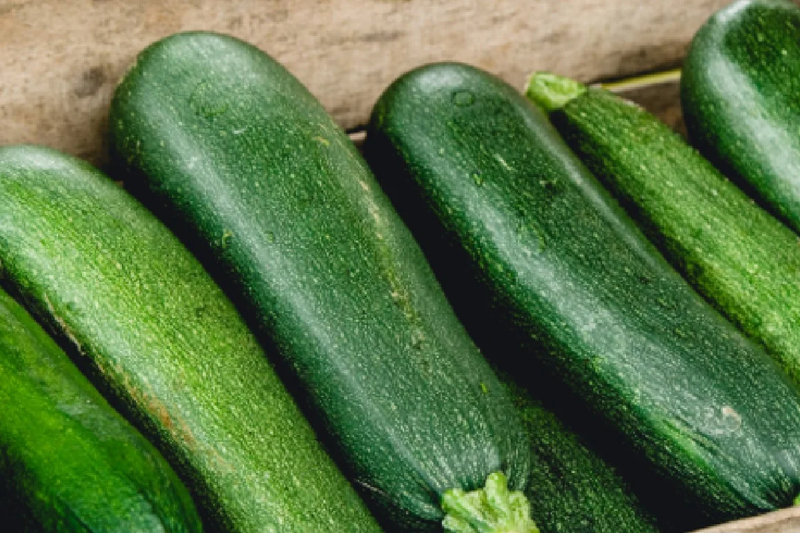 Mehrere grüne Zucchini